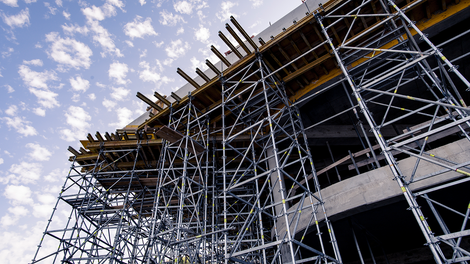 Das PERI UP Traggerüst kombiniert mit dem PERI Multiflex-System