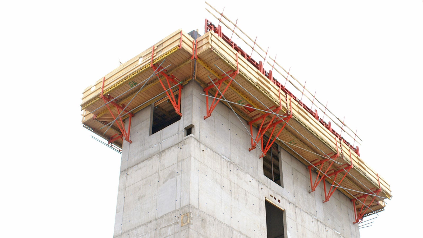 CB 240 –kiipeävä työtasojärjestelmä toimi työtasona kuiluissa.