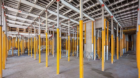 In Spitzenzeiten waren bis zu 7.000 m² Deckenschalung, zumeist SKYDECK mit dem Fallkopf zum Schnellausschalen, und 7.500 MULTIPROP Alu-Deckenstützen im täglichen Einsatz.