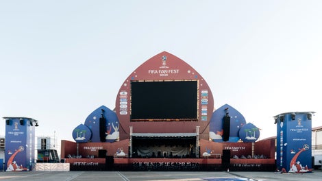 Вес медиа фасада на лицевой стороне сцены – 5 тонн. При этом экран расположен непосредственно над «коробкой сцены», пролет которой 13 м. Для того чтобы экран оказался в одной плоскости с декорациями, было принято решение устанавливать его на специальные направляющие, а не подвешивать сверху, как это обычно делается. <br/><br/>В качестве направляющих были применены балки SRU и другие системные элементы PERI, которые объединялись в одну непрерывную плеть. Сами балки через специальные шпинделя передавали всю нагрузку от экрана непосредственно на леса. Также благодаря этим шпинделям появилась возможность нивелировать естественный прогиб конструкции и получить идеально прямую направляющую для установки экрана.