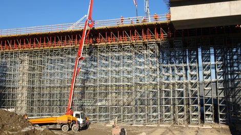 Výška konštrukcie dosahuje až 16,20 m, kedy je už nevyhnutné použiť externé zabezpečenie diagonálnymi tiahlami DW 15 najmä pre zabezpečenie stability proti preklopeniu konštrukcie vetrom v save bez priťaženia betónom.