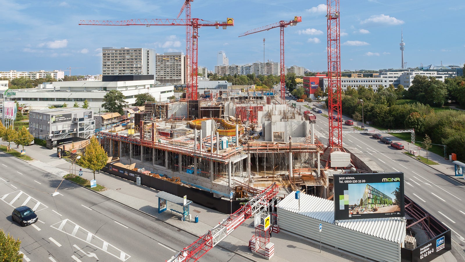 Die zentrale Lage mit idealer Verkehrsanbindung bringt hohe Anforderungen an den Bauablauf mit sich, denn es stehen nur äußerst begrenzte Lager- und Montageflächen zur Verfügung.
