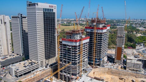 מגדלי משרדים בבני ברק. גרעין מטפס מראש ומערכת הגנה היקפית RCS-P בחזיתות הפתוחות.