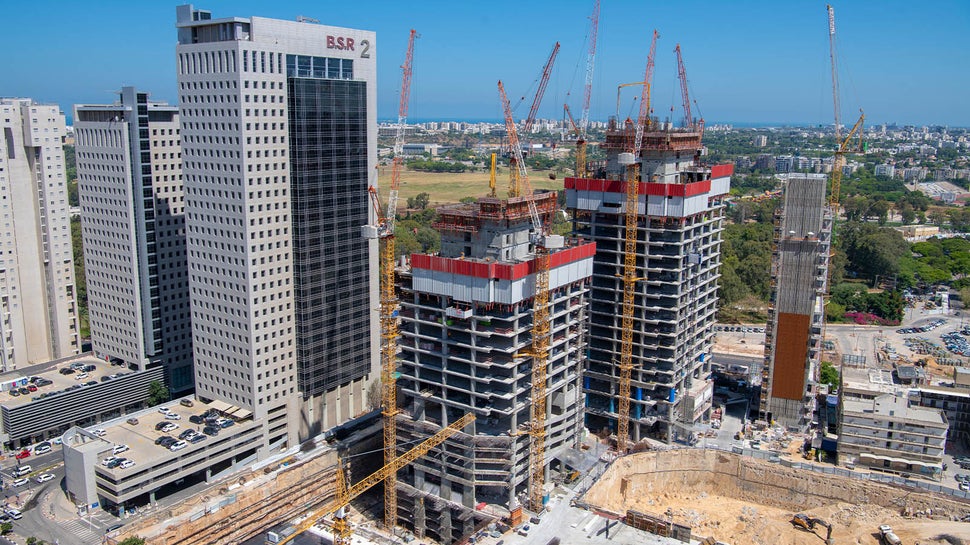 מגדלי משרדים בבני ברק. גרעין מטפס מראש ומערכת הגנה היקפית RCS-P בחזיתות הפתוחות.