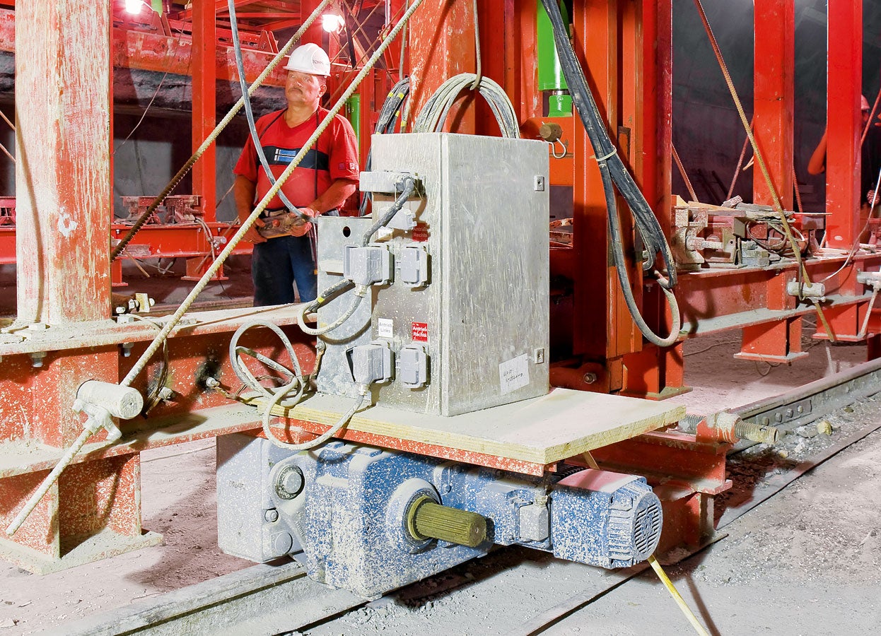 The electric drive unit provided a fast and easy to operate forward movement of the tunnel formwork carriage.