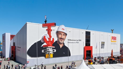 The purpose-built PERI exhibition hall on the bauma open-air area was 85 m long and almost 50 m wide with a height of 20 m. The image of PERI supervisor, Stefan Zangl, was visible from afar and provided all visitors with a warm welcome.