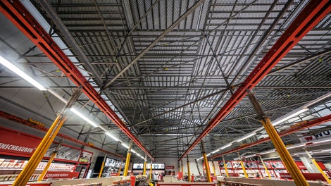 Die Kombination aus PERI UP, VARIOKIT und den MULTIPROP Deckenstützen ermöglichten dank des aufeinander abgestimmten Rasters einen ungestörten Weiterbetrieb der Würth-Filiale während der Gerüstarbeiten.<br/>