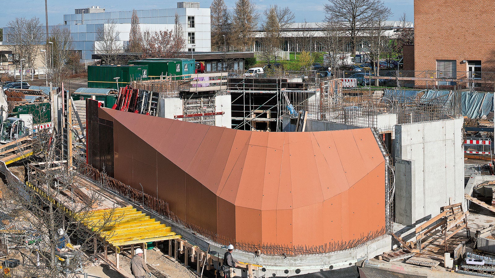 Južna strana ovog objekta ima jedan radijus, dok je istovremeno armirano-betonski zid u prizemlju za 35° nagnut na unutrašnju stranu.