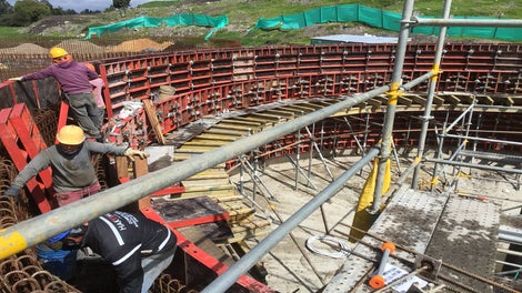 El sistema de encofrado horizontal MULTIFLEX en conjunto con los puntales PEP Ergo brindan el soporte adecuado a las canaletas de los sedimentadores y espesadores de lodo.