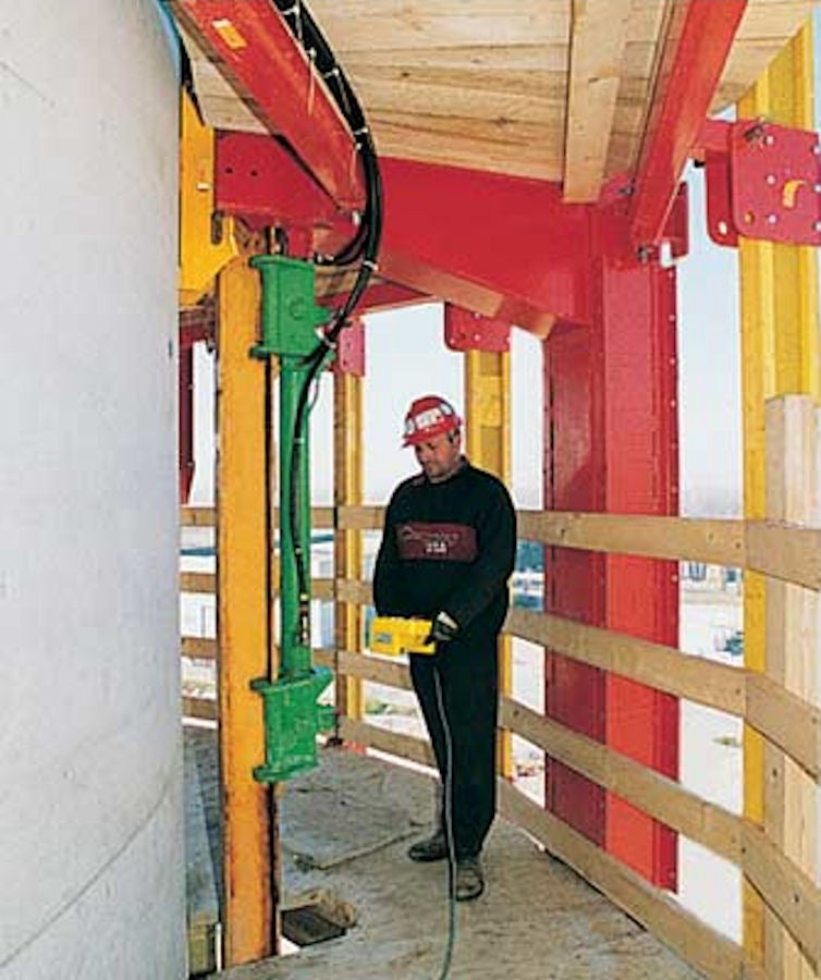 Il meccanismo di sollevamento idraulico è collocato sul piano di calpestio. Protetti dal parapetto di protezione, gli addetti lavorano con la massima sicurezza