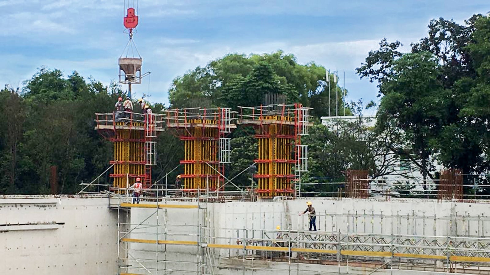 An overview of the rectangular detention wall with PERI UP Rosett Modular Scaffold and VARIO GT 24 Column Formwork System.
