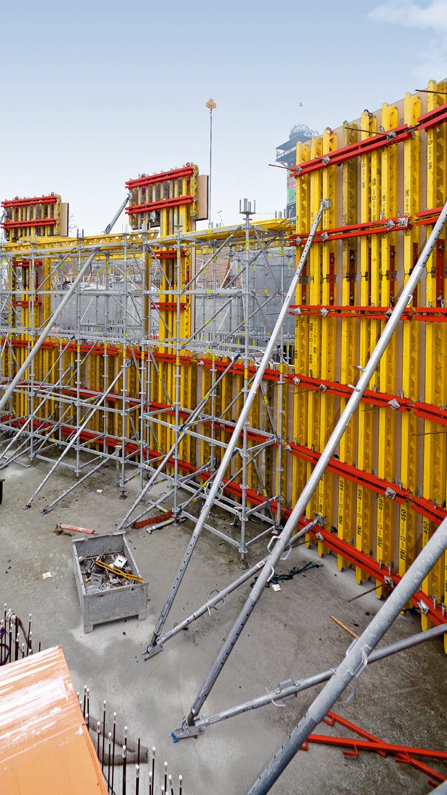 Vinduesåbninger løst ved understøtning af mindre forme med PERI UP stillads.