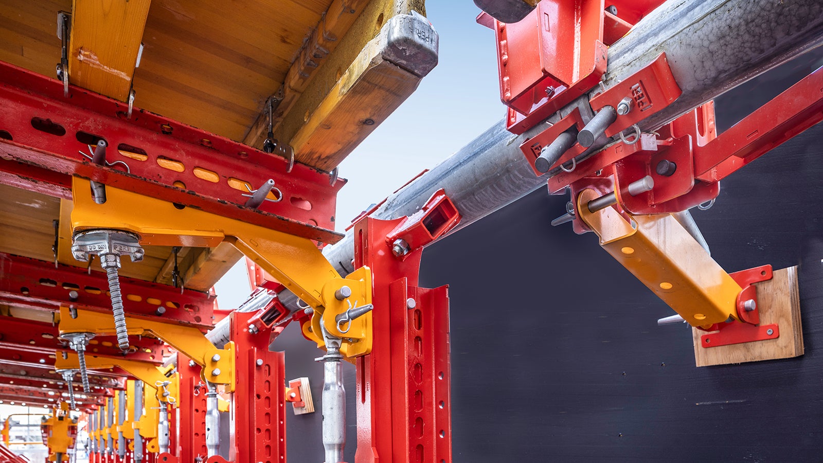 The system can always be positioned independently of the suspension points, even for concreting.