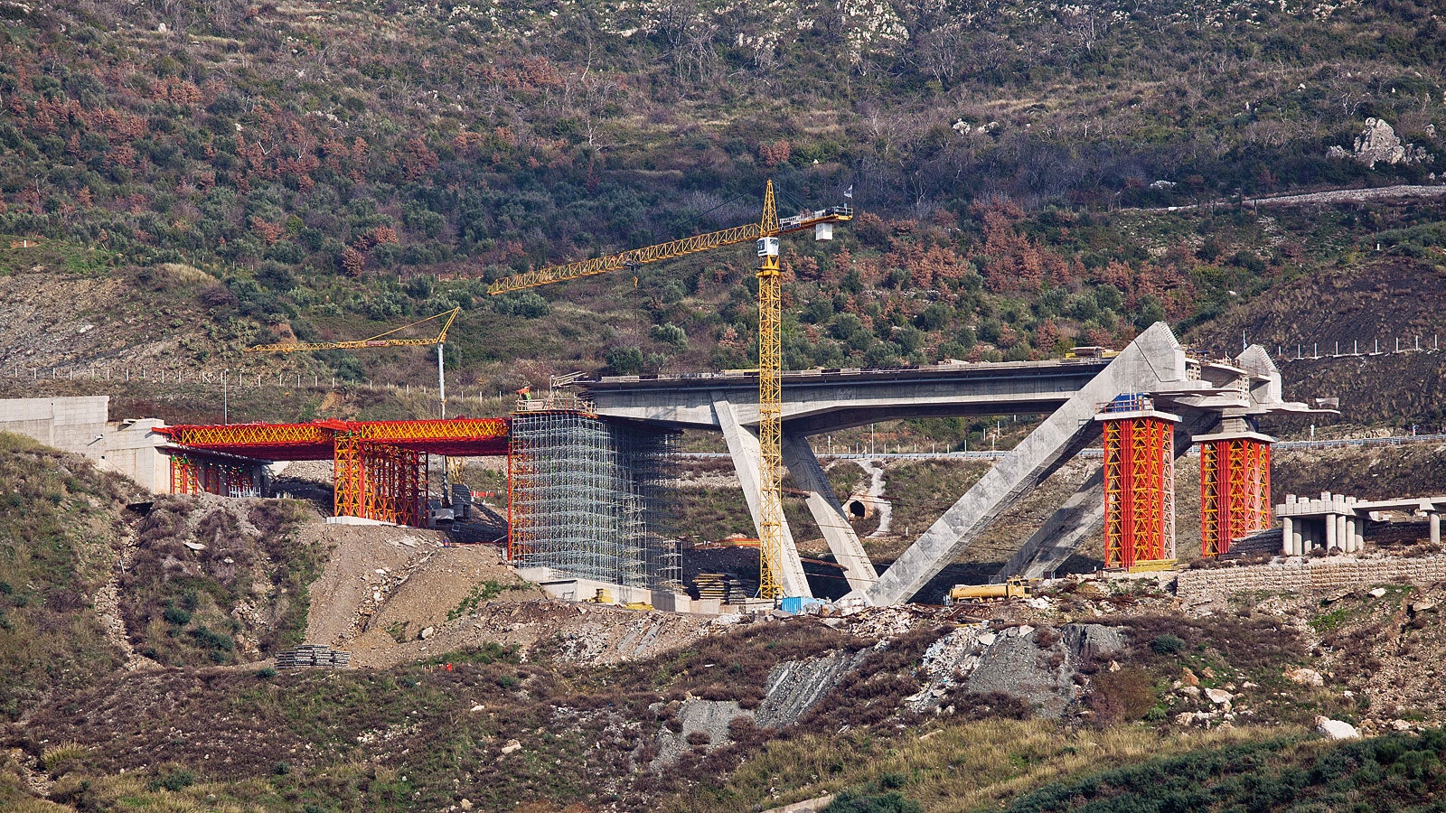 Puente de la autopista T4, Paradisia-Tsakona, Grecia: Solución global VARIOKIT personalizada para los trabajos de construcción con torres de apuntalamiento para cargas pesadas VST y vigas de celosía para cargas pesadas VRB.