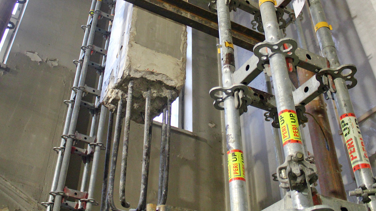 Kauppahallin vanhoja pilareita jatketaan myöhemmin käsin siirreltävällä PERI DUO-monikäyttömuotilla, joka sopii loistavasti tiloihin, jossa ei ole tilaa nostureille.