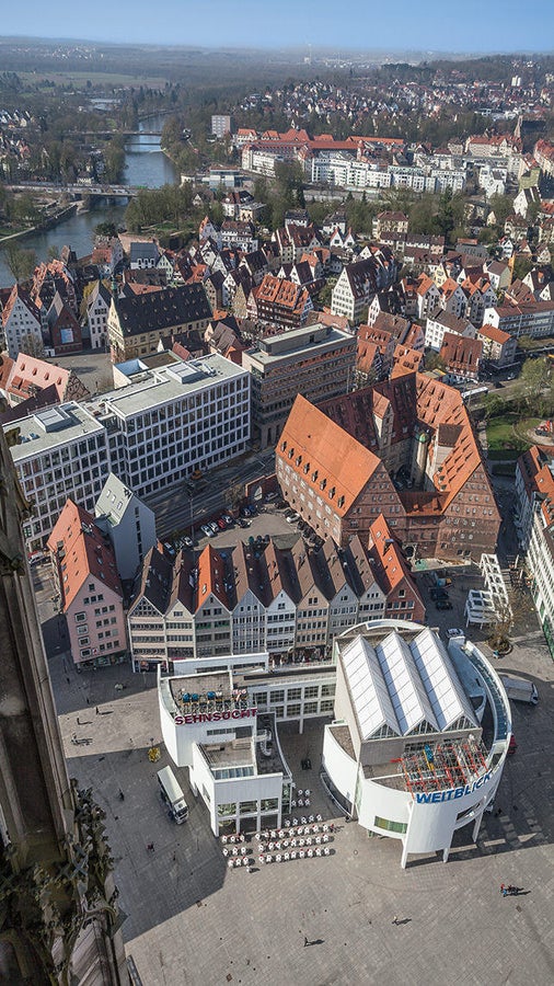 Weitblick: Vom Münsterturm aus genießt der Besucher ein Rundum-Panorama und kann das benachbarte Stadthaus des amerikanischen Stararchitekten Richard Meier von oben bewundern – inklusive der PERI Stützkonstruktion für die beiden temporären Schriftzüge auf dem Stadthaus-Dach.