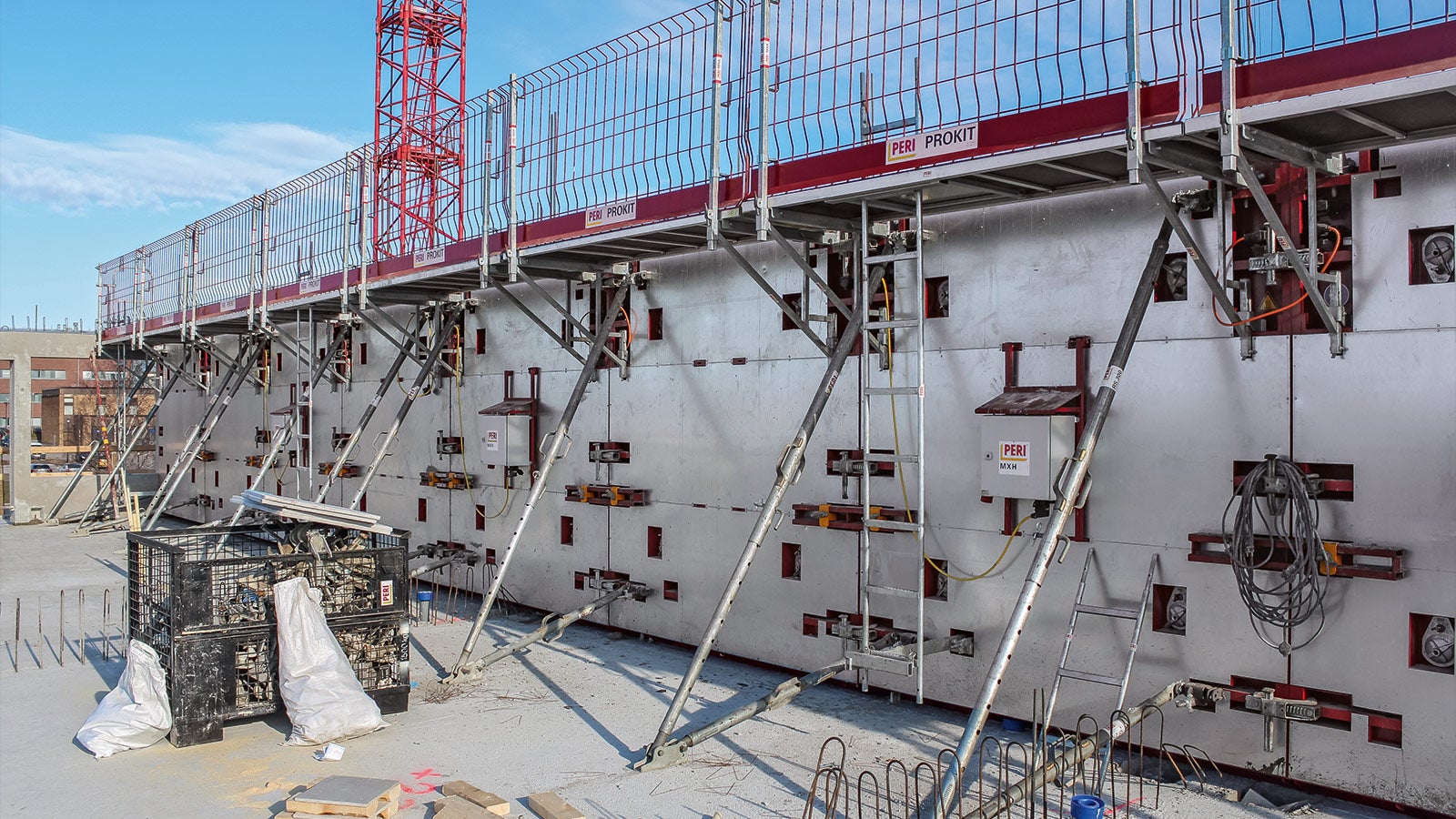 Combined with a heating element, MAXIMO also offers the right solution for concreting at low temperatures. The heat supply provides an uninterrupted hydration process – as shown here in winter in Finland.