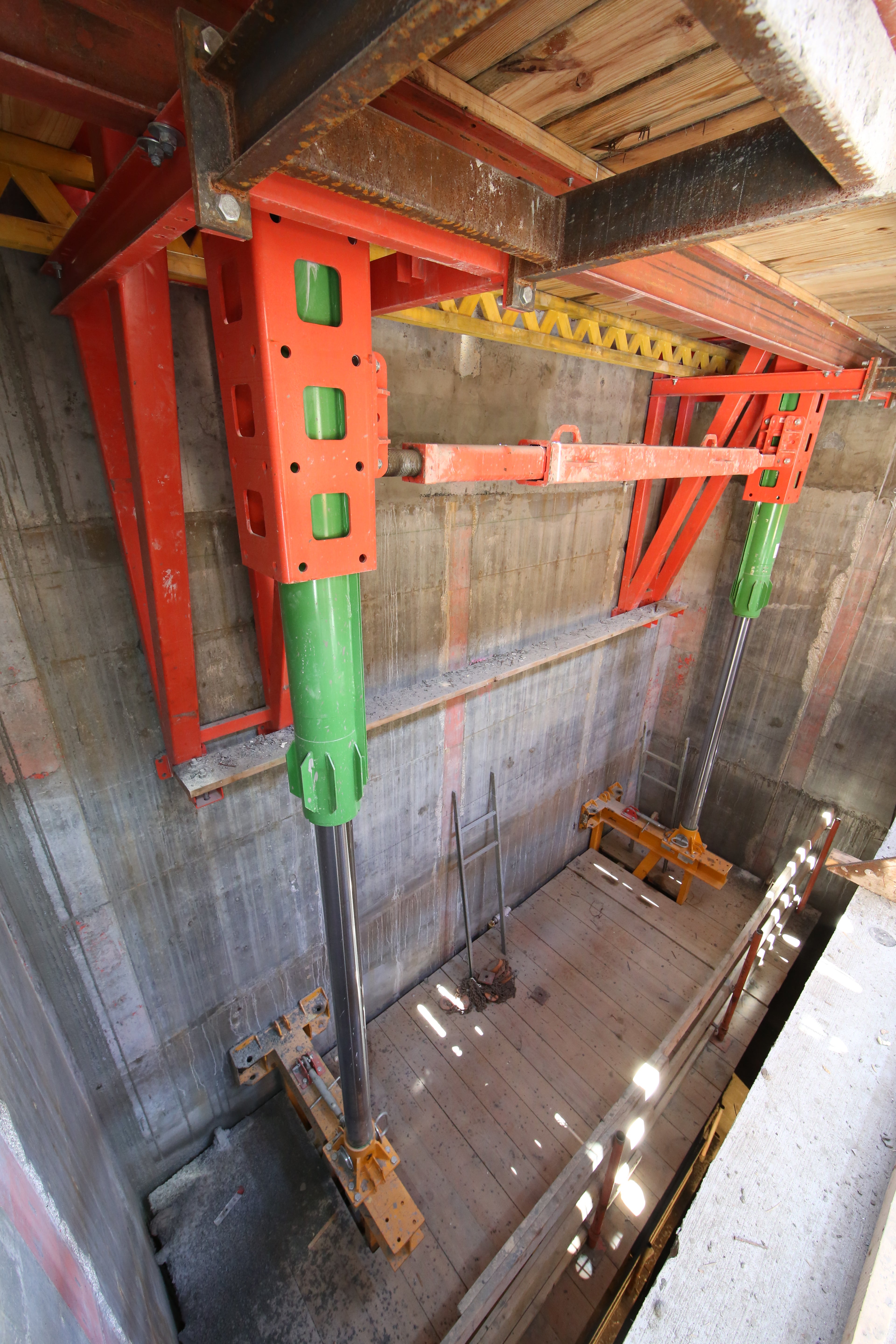 The large hydraulic cylinders lift the entire formwork system to the next level in only 20 minutes