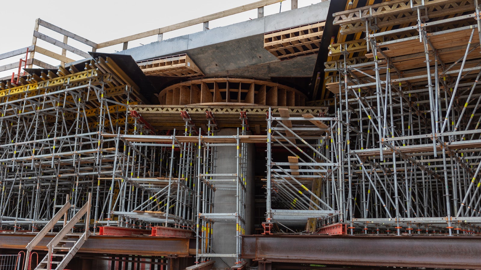 Omdat er bij de kolommen speciale vereisten aan het uiterlijk waren, heeft PERI hier een ronde kolomkop bekisting in prefab geleverd in combinatie met VARIOKIT.