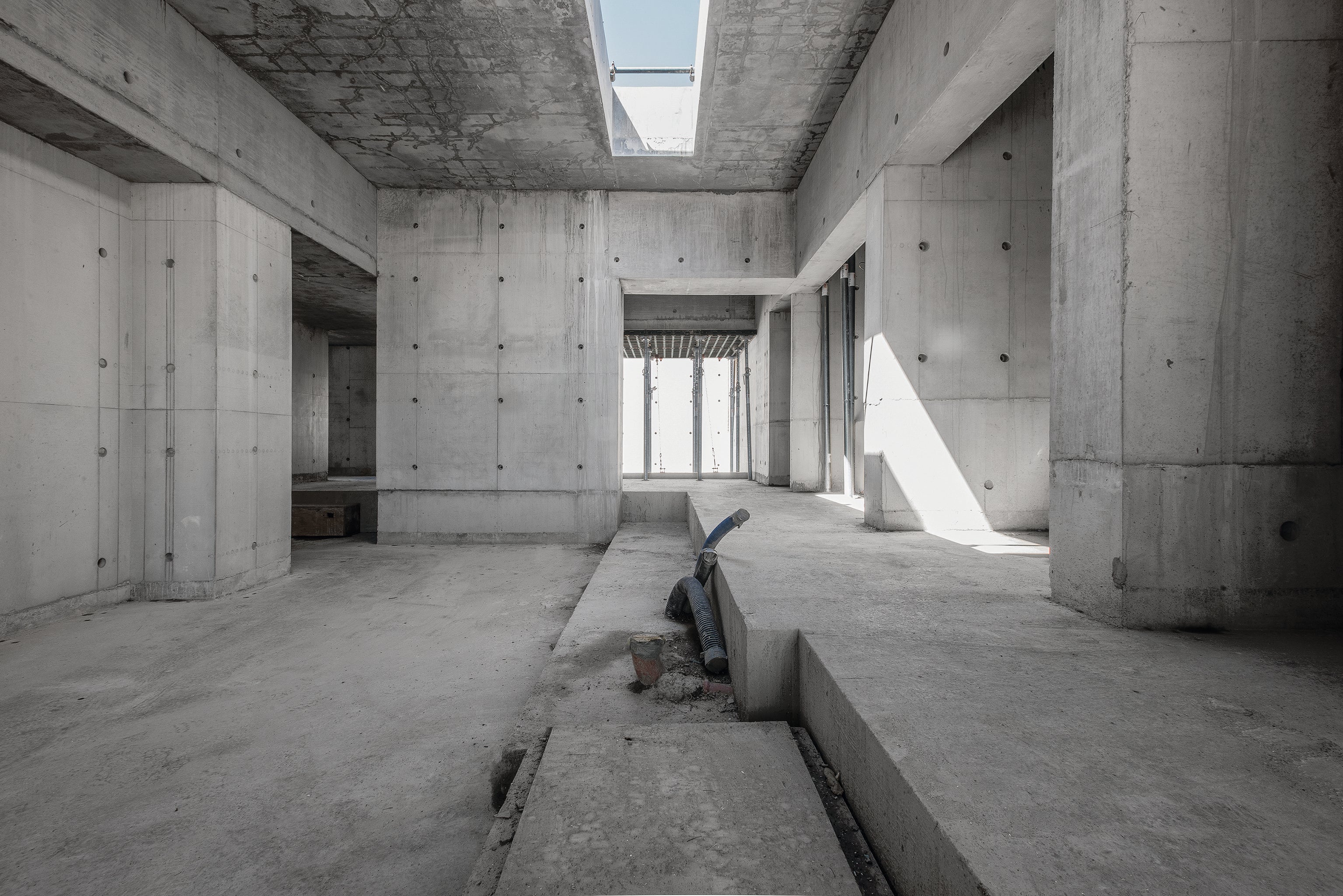 Literalmente, a estrutura ultrapassa os limites de um “quadrado simples”, pois compreende ângulos irregulares, além das diferentes alturas do piso. (Foto: seanpollock.com)