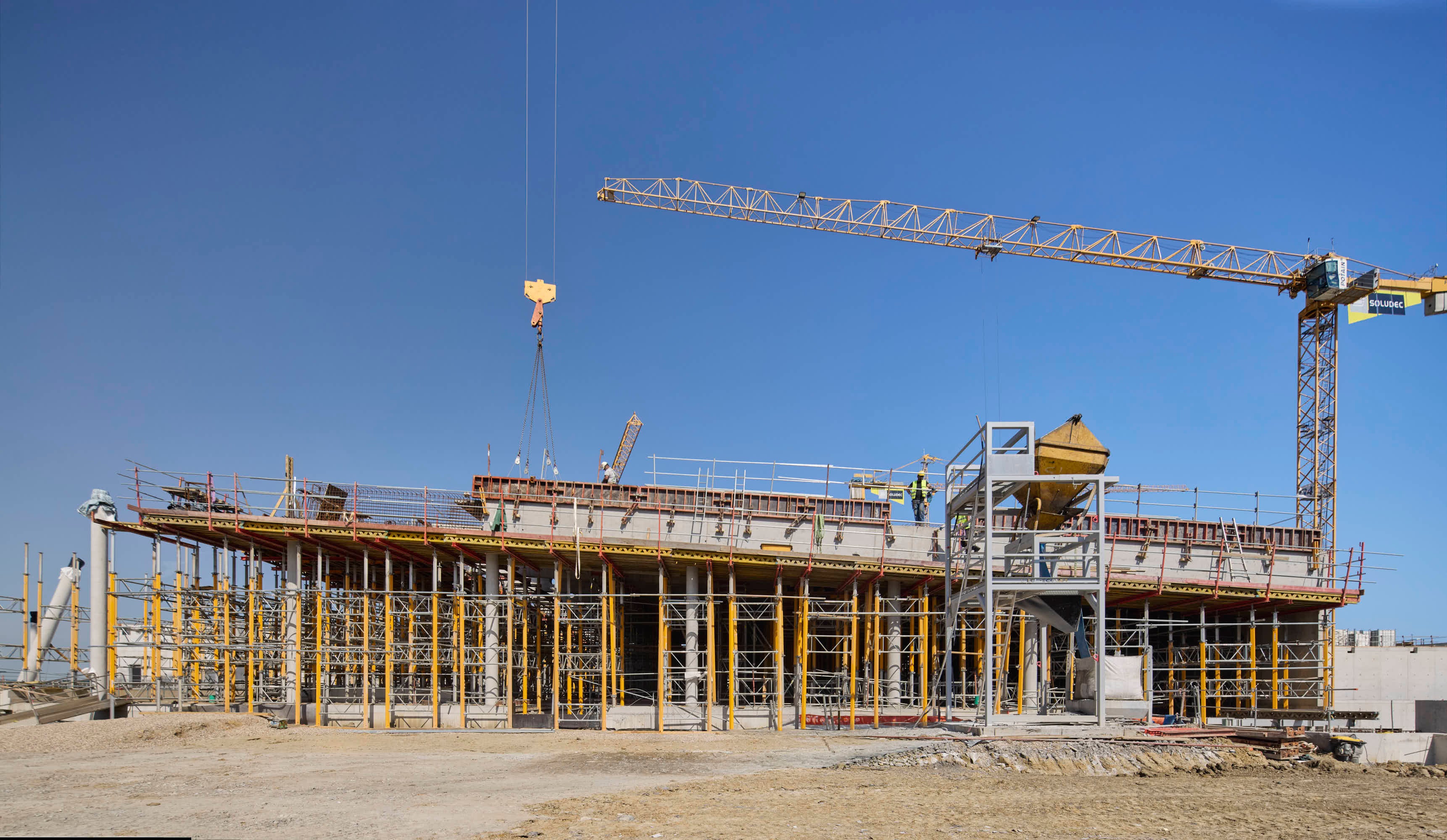 Door standaardsystemen slim te combineren, kon een oplossing worden ontwikkeld voor een constructie die allesbehalve standaard is. Daarbij werden draagvermogen, montagesnelheid en materiaalgebruik voortdurend geoptimaliseerd.