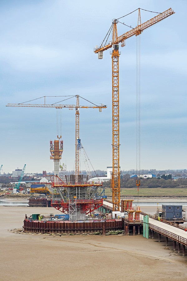 PERI’s planning also took into consideration the cost-effective use of materials: The SB Brace Frames were used for bracket-type pylon extensions as well as the pier heads on the foreland bridges.