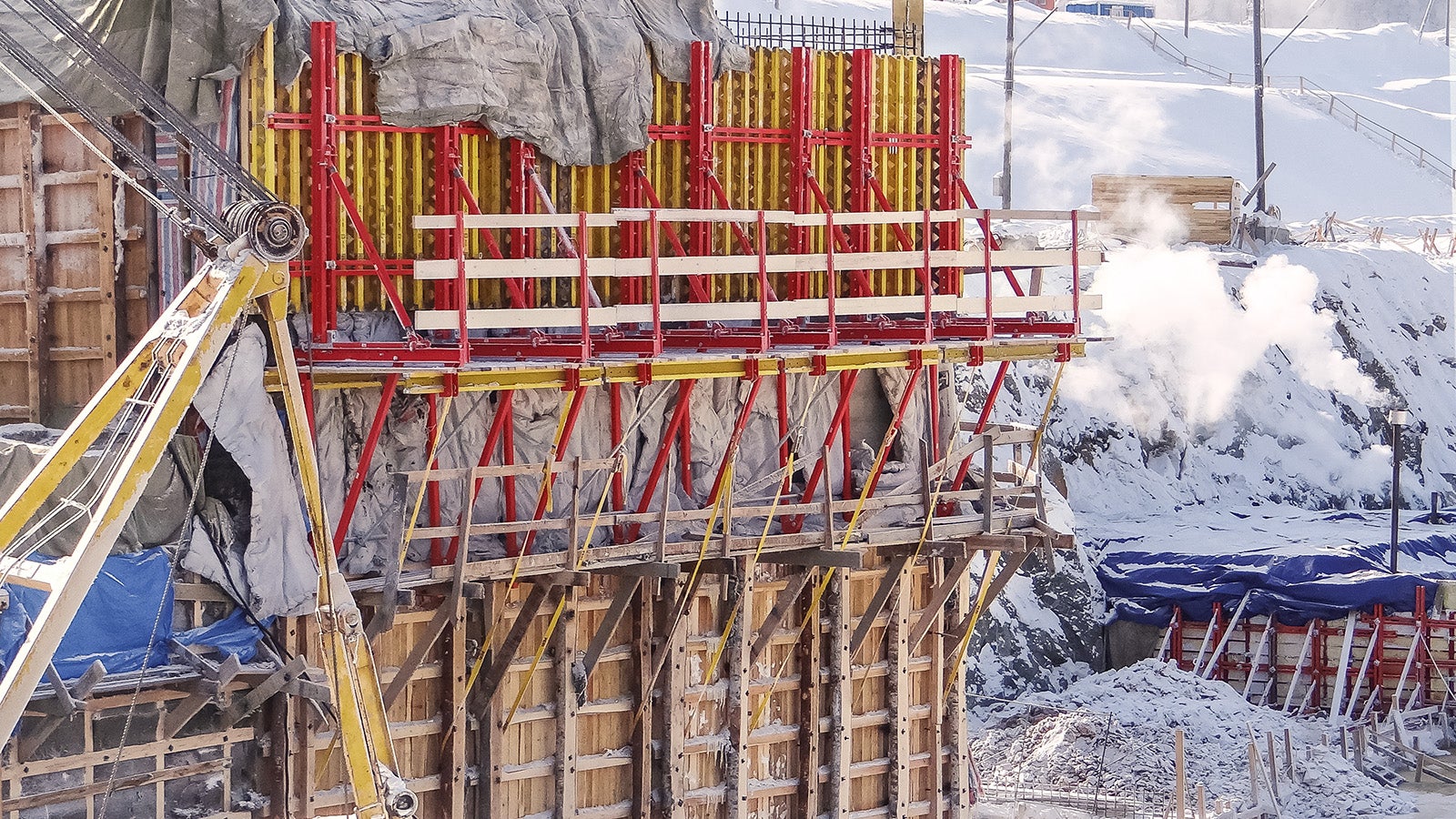 Вертикальные и наклонные участки бетонируются с помощью модулей консольно-переставной опалубочной системы SCS/VARIO.