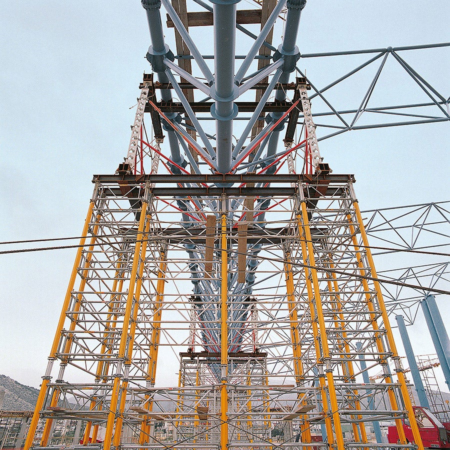 HD 200 heavy-duty props combined with the MULTIPROP system formed a 21.00 m high shoring tower for load transfers of 500 kN.