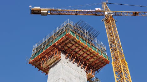 In the complicated expansion areas at the pier head, working platforms based on the RCS and SCS climbing systems ensured that the loads could be transferred safely. For this, PERI UP reinforcement scaffolds installed around the perimeter provided a safe working environment.<br/>(Photo: PERI SE)<br/>