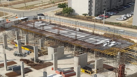 Losas aligeradas soportadas con torres de carga ST-100 y encofradas con el sistema de encofrado para losas MULTIFLEX.