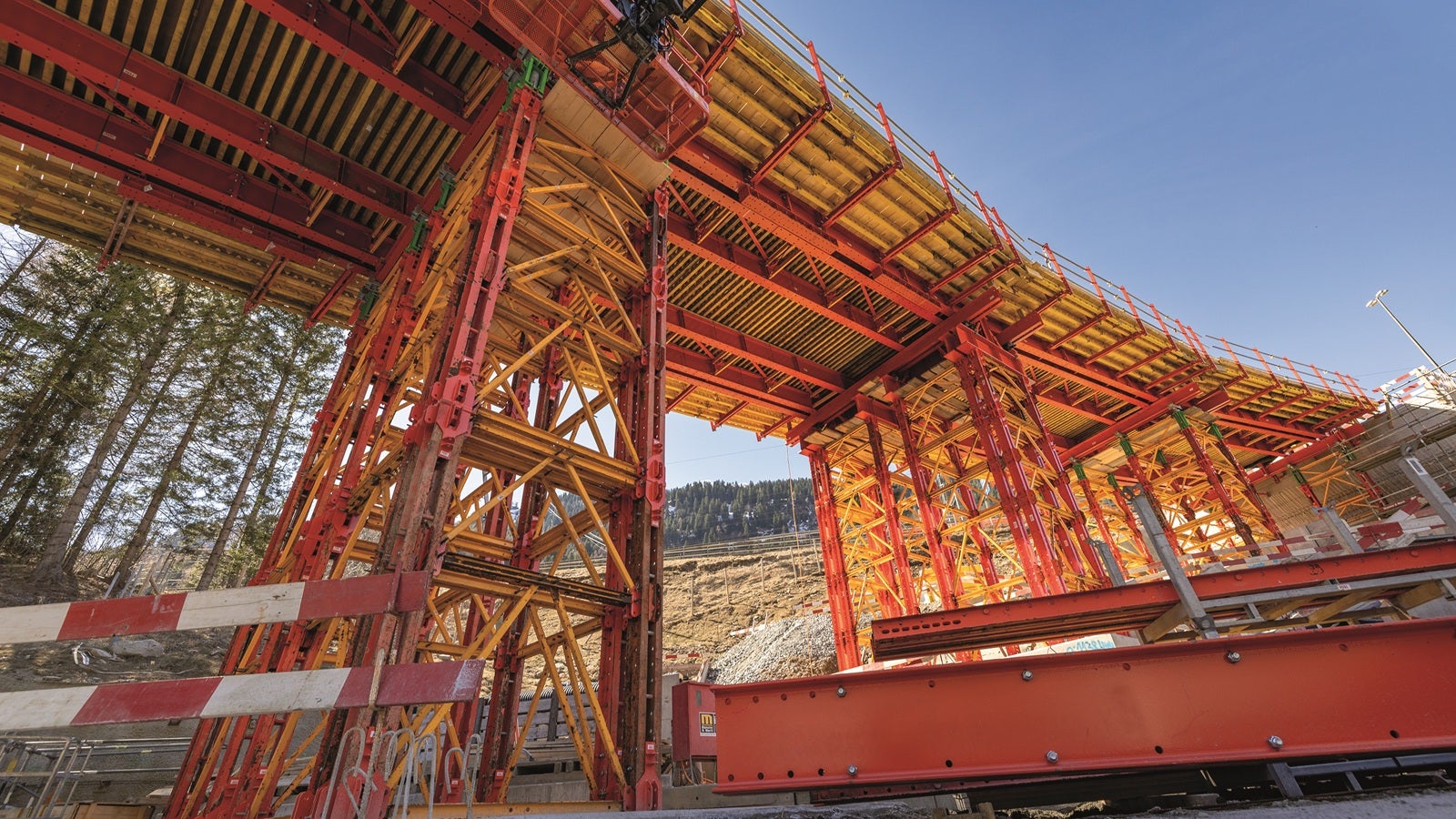 VARIOKIT VST Heavy-Duty Shoring Towers formed an integral part of the temporary supporting structure for the bridge.