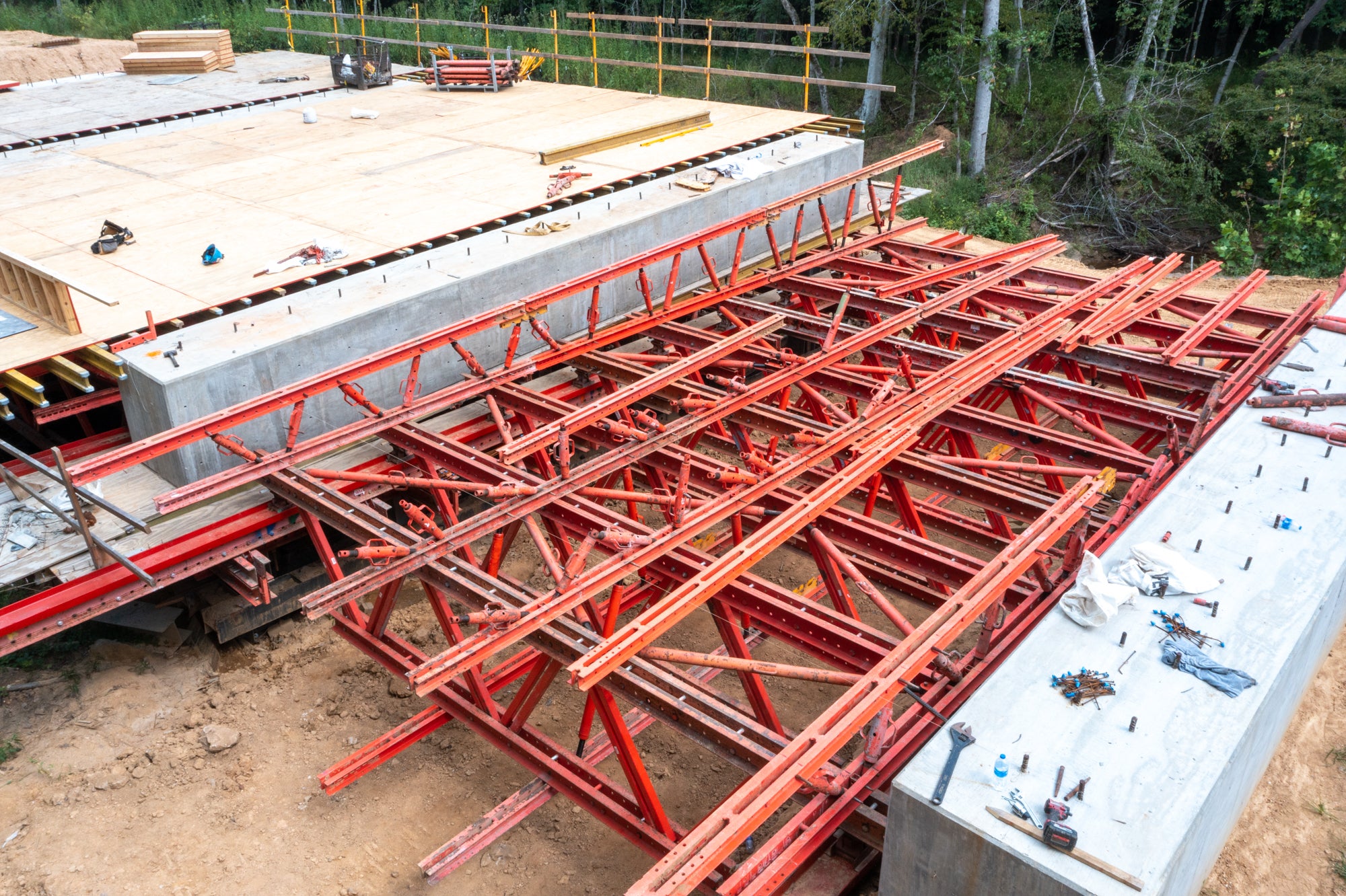 A customer-engineered truss system was designed by the PERI engineering team with customer input to fine tune the design for its first-ever use on a flat slab bridge.