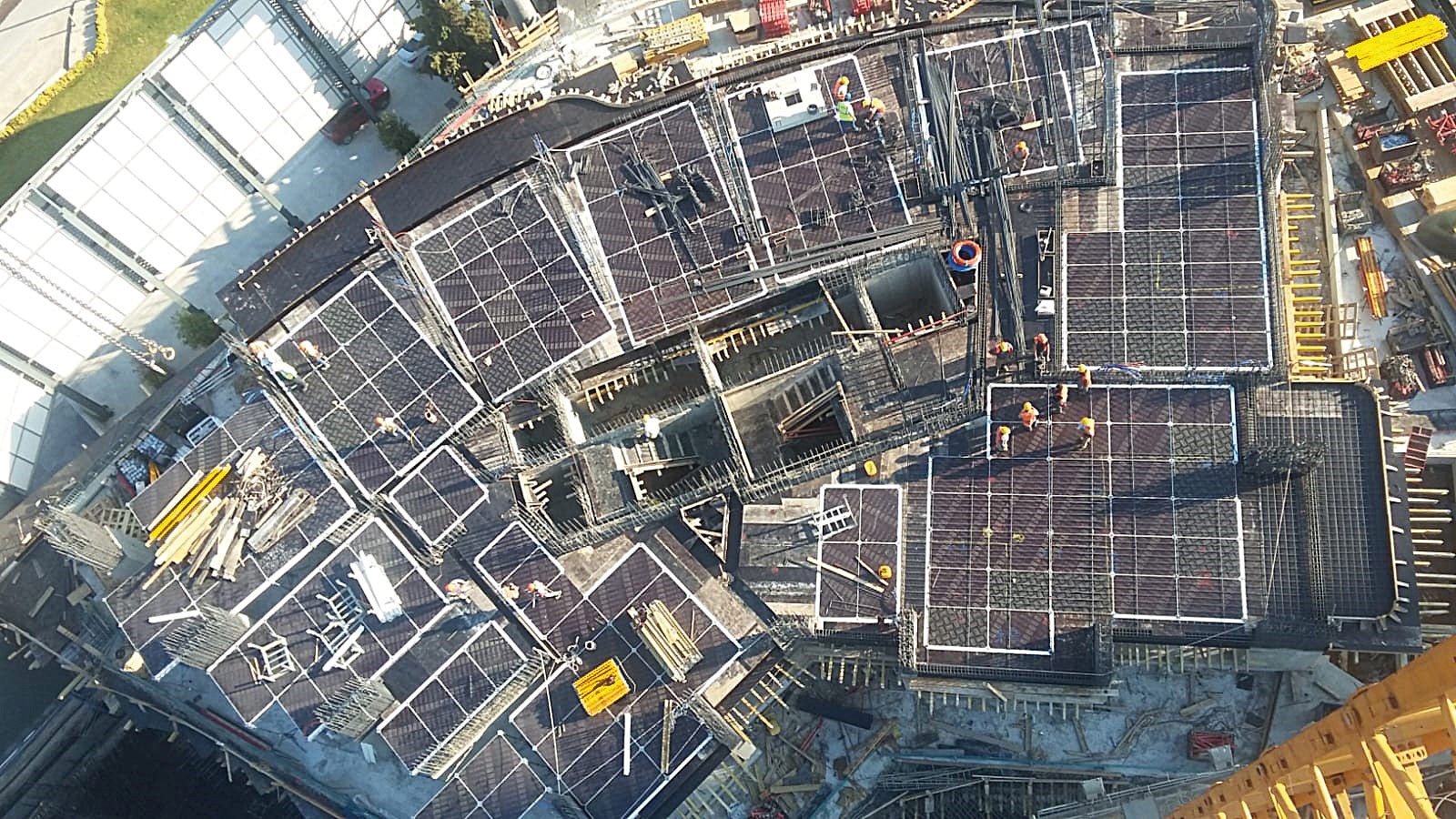 ALPHADECK je ideální pro mnoho typů projektů, jako jsou hotely, nákupní centra, parkoviště, sklepy a kanceláře. Standardní panely jsou k dispozici ve velikostech 240 cm x 120 cm a 180 cm x 120 cm, takže mohou být vytvořené velké plochy s minimem materiálu.