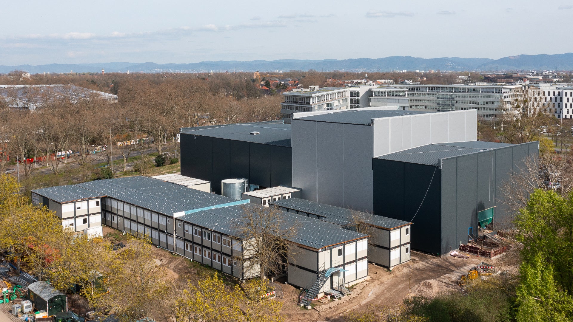 In Eigenregie: Das Nationaltheater Mannheim (NTM) realisiert am Luisenpark eine Ersatzspielstätte, genannt OPAL (Oper am Luisenpark). Für die voraussichtliche Nutzungsdauer von 4 Jahren wurde eine Leichtbauhalle errichtet, die im Innern Platz für knapp 800 Besucher und 90 Musiker bietet.