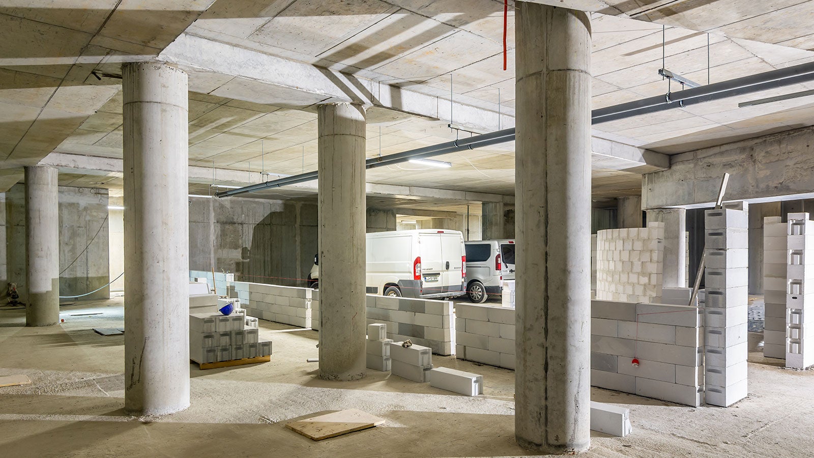 Kružni stupovi izvedeni SRS čeličnom kružnom oplatom.