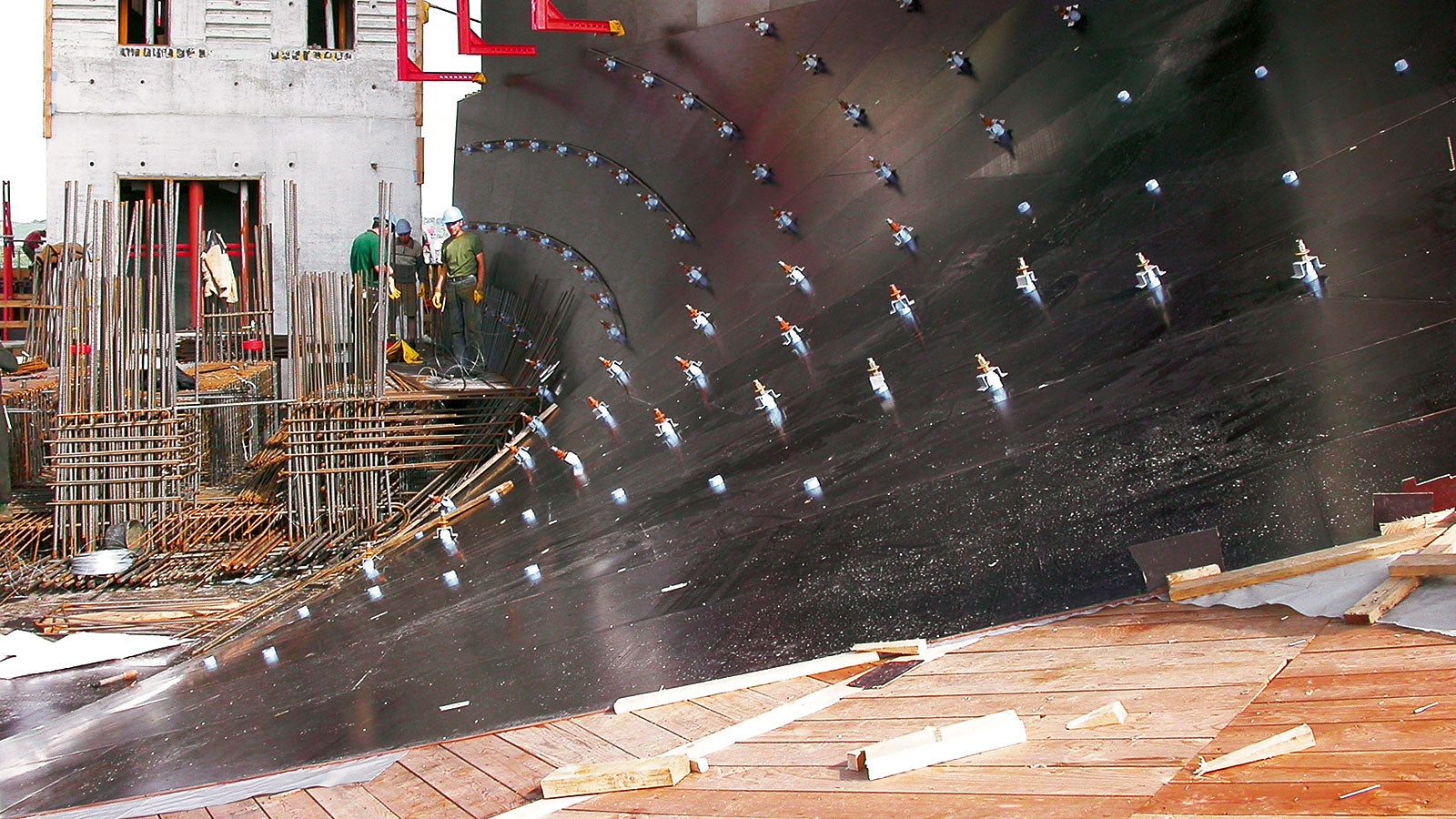 Implementation of the 3D grid model on the construction site with clearly defined tie positions and formwork panel joints.