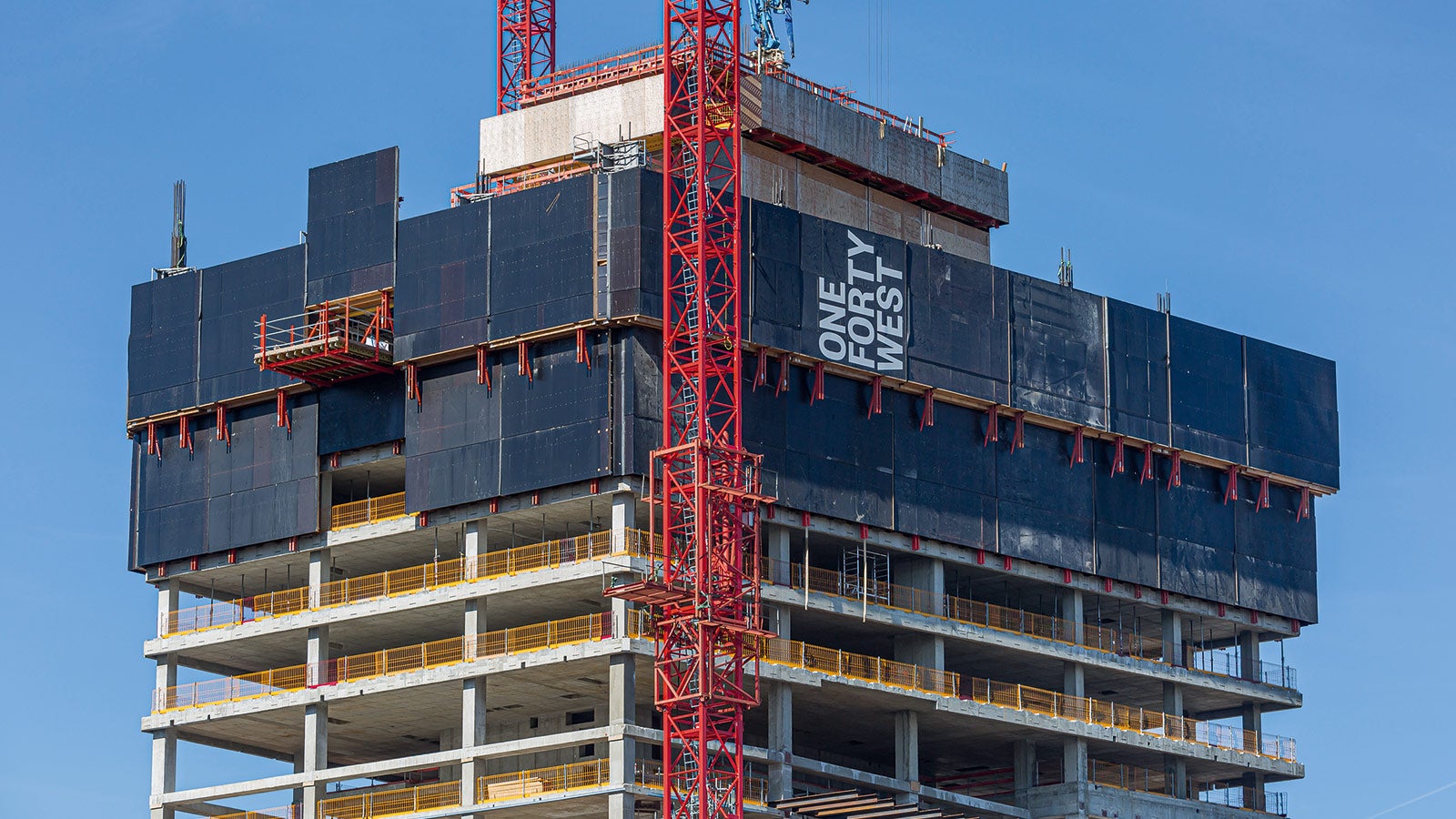 Kernschalung und Schutzwandeinhausung für das Frankfurter Hybridhochhaus basierten auf dem bewährten RCS Schienenklettersystem.