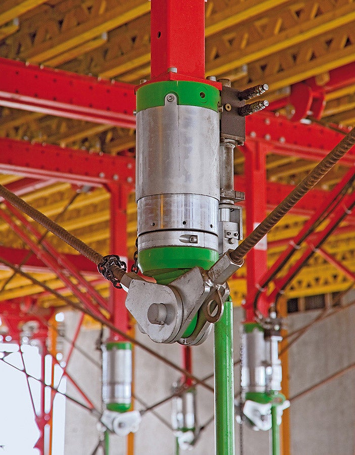 Deflections during concreting are recorded by sensors and automatically compensated with the help of hydraulic cylinders.