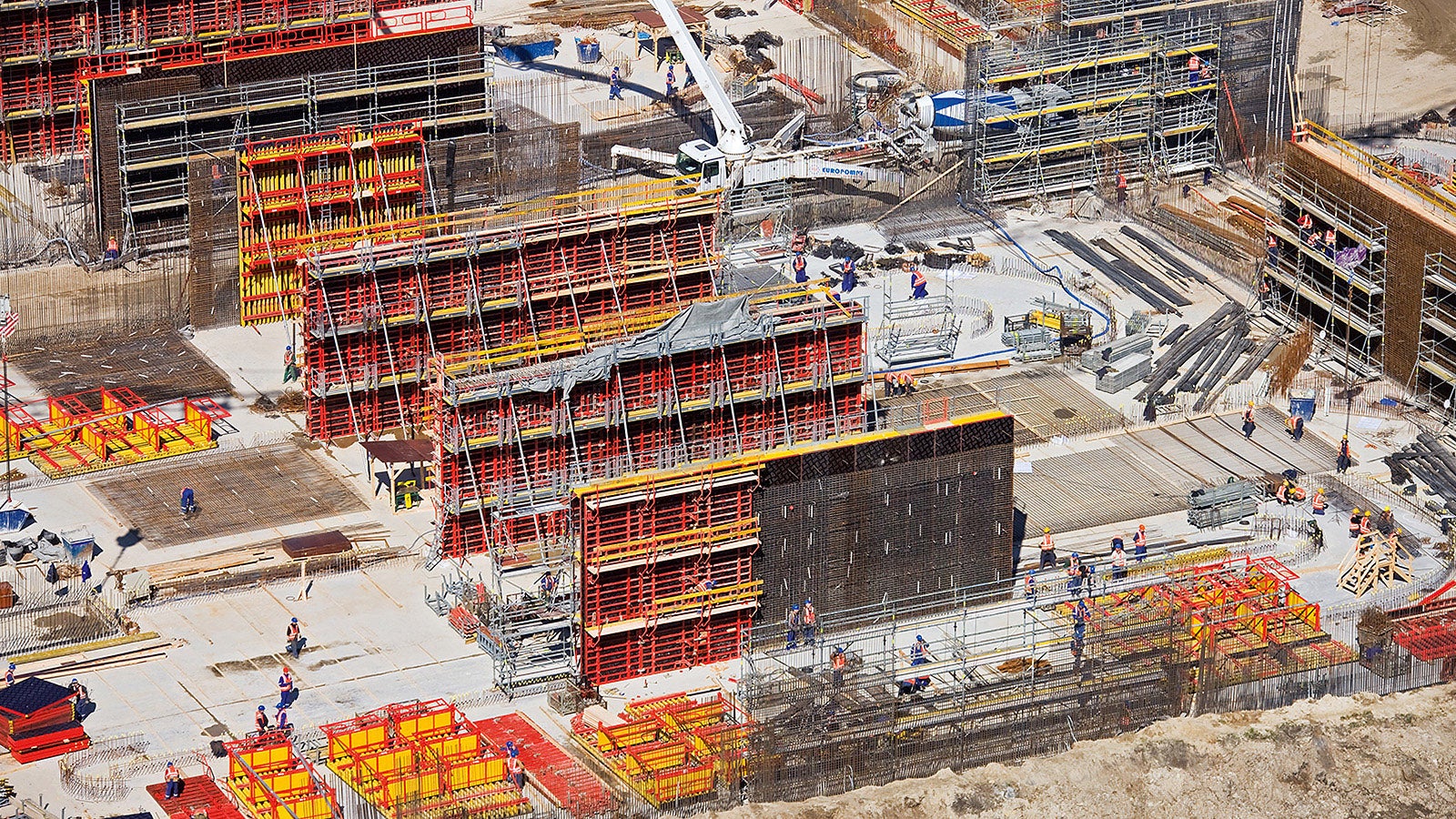 The TRIO, VARIO GT 24 and RUNDFLEX wall formwork systems could be optimally combined with the PERI UP scaffolding system for forming the high walls.