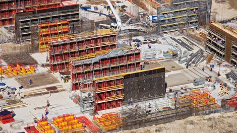 The TRIO, VARIO GT 24 and RUNDFLEX wall formwork systems could be optimally combined with the PERI UP scaffolding system for forming the high walls.