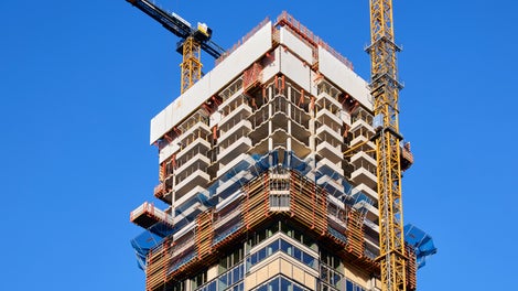 Met behulp van het dubbele windscherm is een veilige werkomgeving gecreëerd voor zowel de realisatie van de ruwbouw als de afbouw.