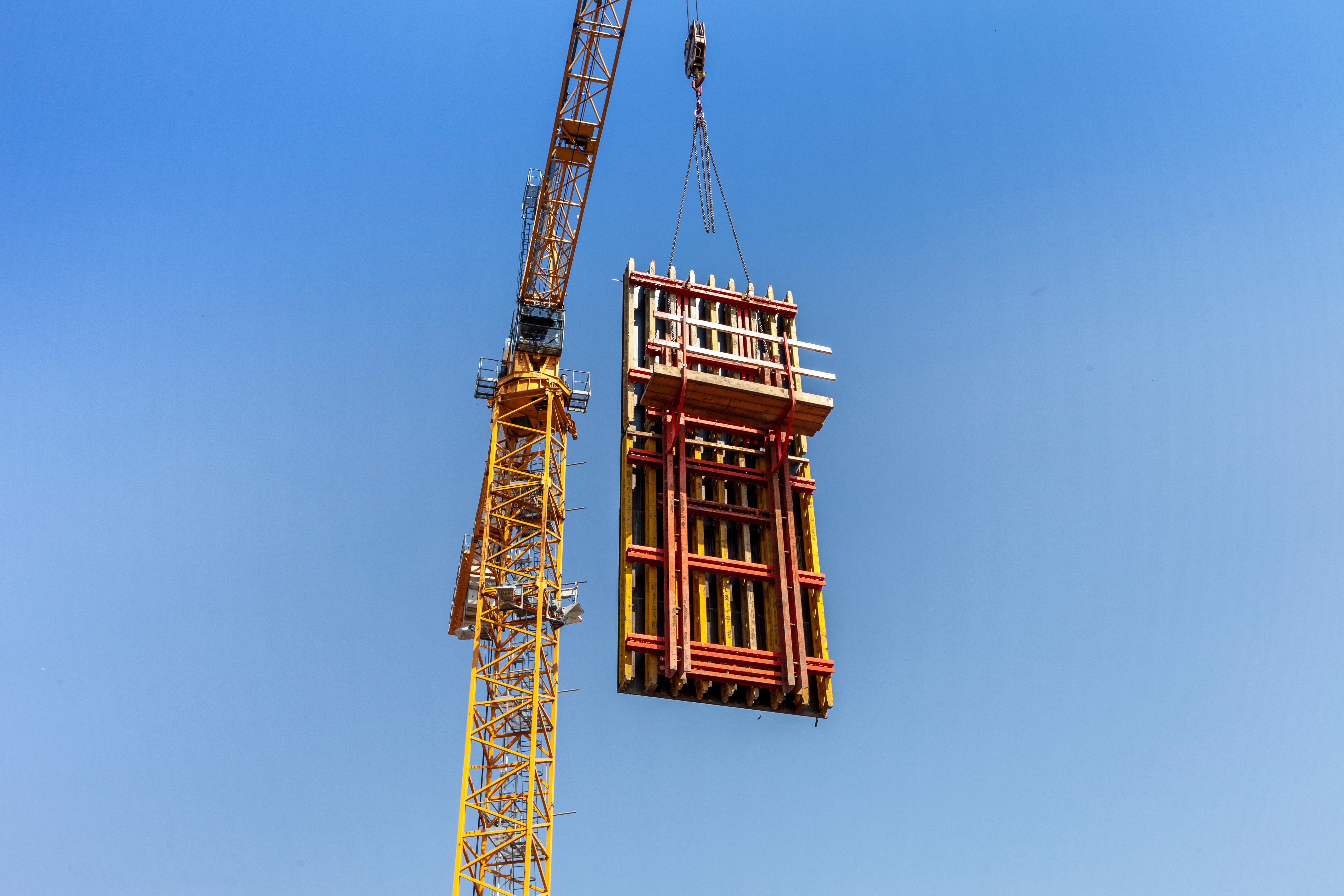 Ruim 4.500 m2 bekistingselementen en werkplatformen werden in de montagehal van PERI in Schijndel op maat gemaakt en voorgemonteerd. 