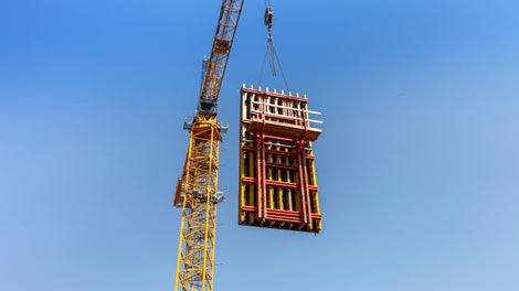 Ruim 4.500 m2 bekistingselementen en werkplatformen werden in de montagehal van PERI in Schijndel op maat gemaakt en voorgemonteerd. 