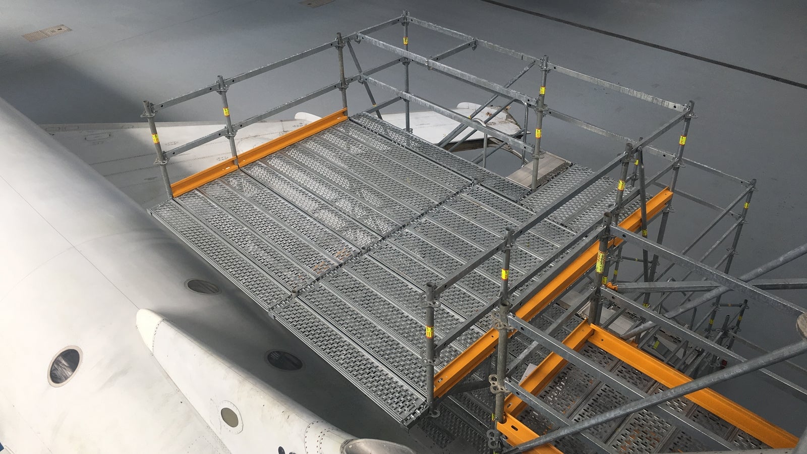 Леса для ведения ремонтных работ воздушных судов