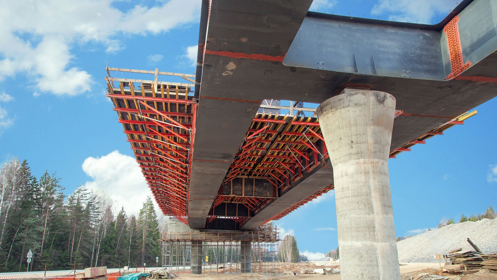 Удобное расположение склада относительно объекта и, главное, наличие всего оборудования позволило нам доставить 58 тонн опалубки в короткий срок. А клиенту – начать вовремя работы по армированию.