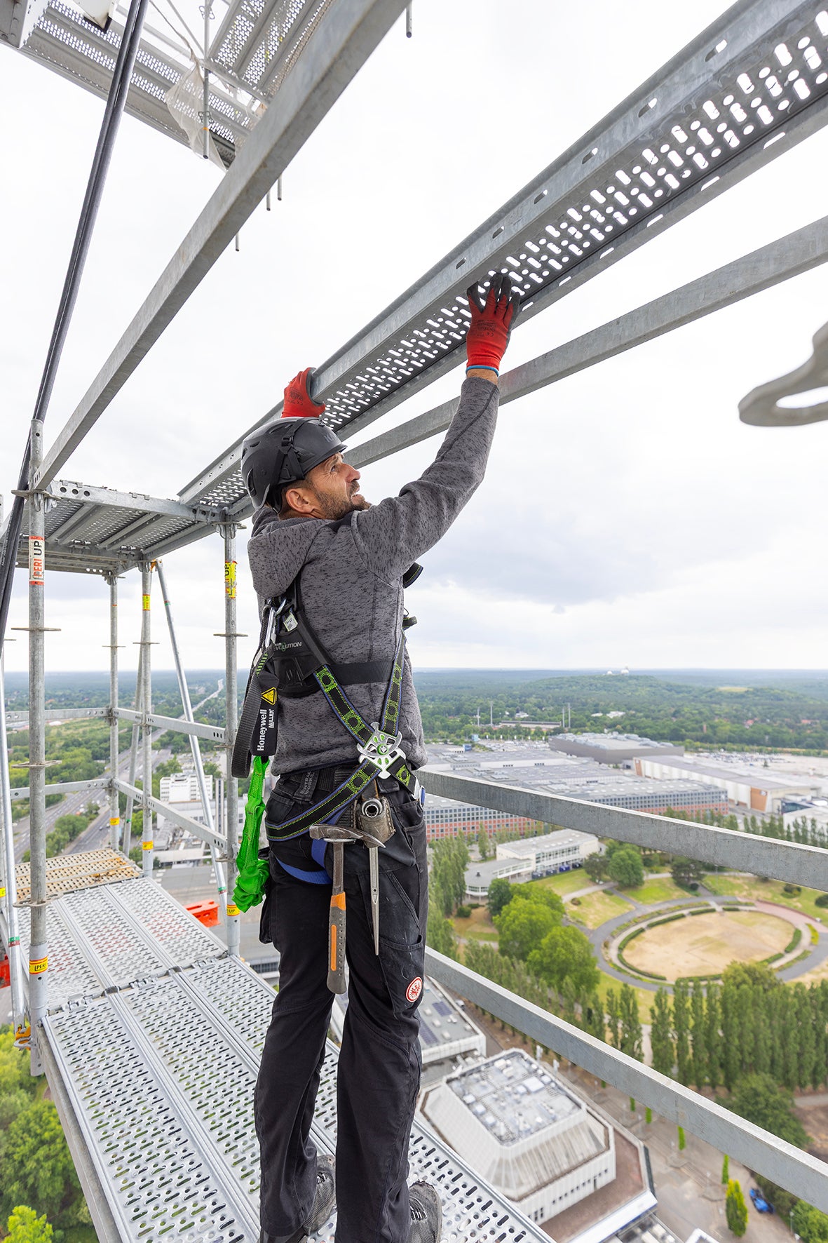 Die leichten PERI UP Beläge weisen eine integrierte Abhebesicherung auf, damit sind sie ohne Zusatzbauteile sofort nach dem Einlegen gesichert.