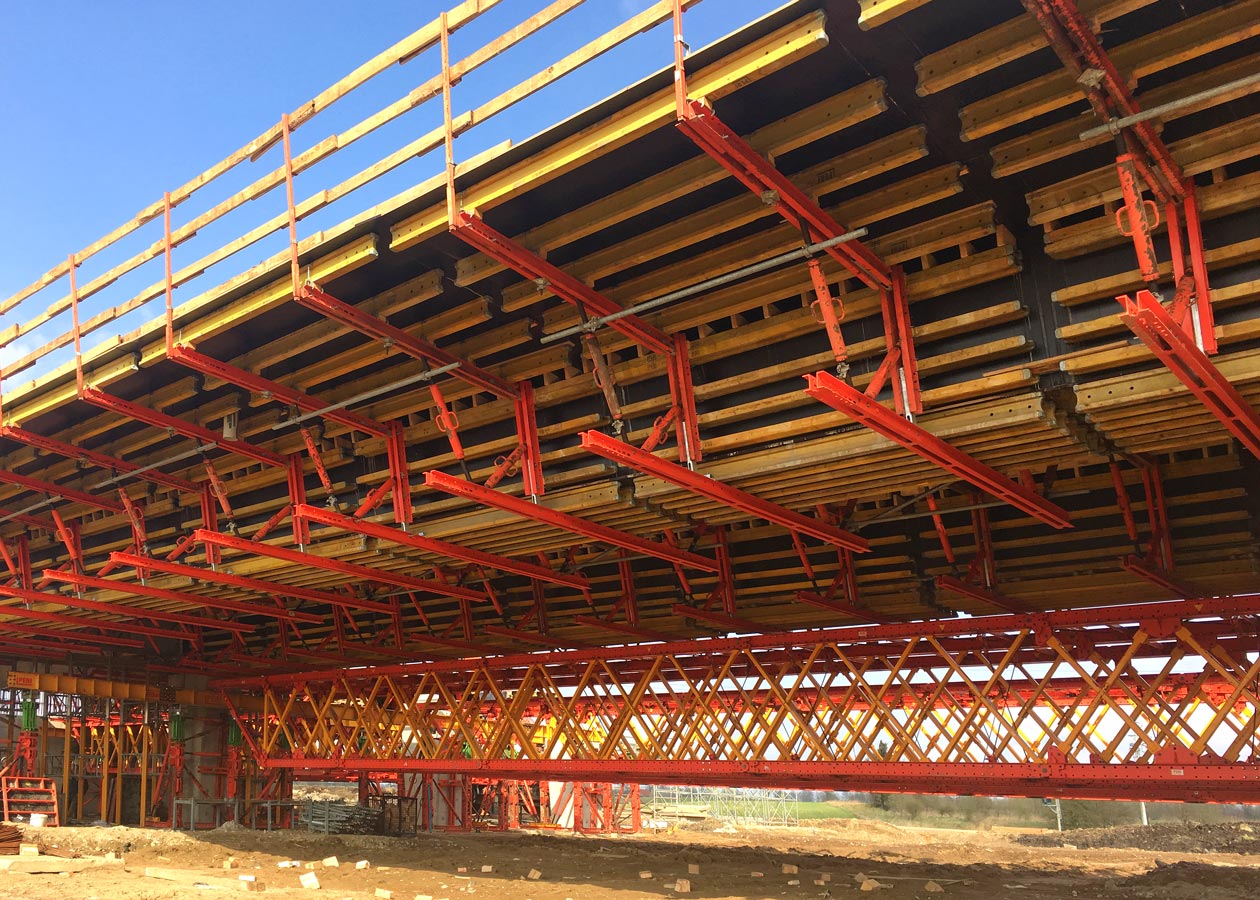 Zaawansowany postęp prac dwóch niezależnych sąsiednich nitek ustroju nośnego, dzięki zastosowaniu płynnego systemu rotacyjnego poszczególnych zakresów deskowań.