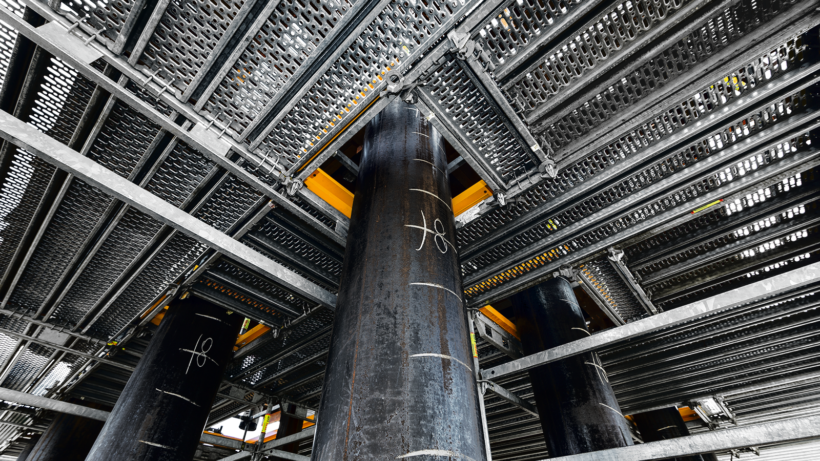 Универсальные элементы системы PERI UP Flex обеспечивают безопасный обход препятствий даже в труднодоступных местах. Благодаря соединению ригель-ригель и шагу настилов 25 см возможно устройство рабочих платформ любой конфигурации.