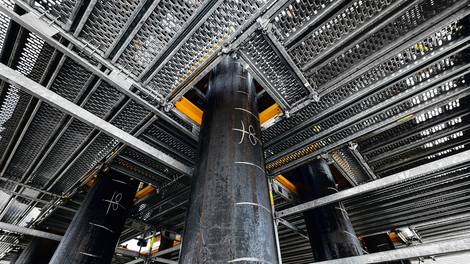 Универсальные элементы системы PERI UP Flex обеспечивают безопасный обход препятствий даже в труднодоступных местах. Благодаря соединению ригель-ригель и шагу настилов 25 см возможно устройство рабочих платформ любой конфигурации.