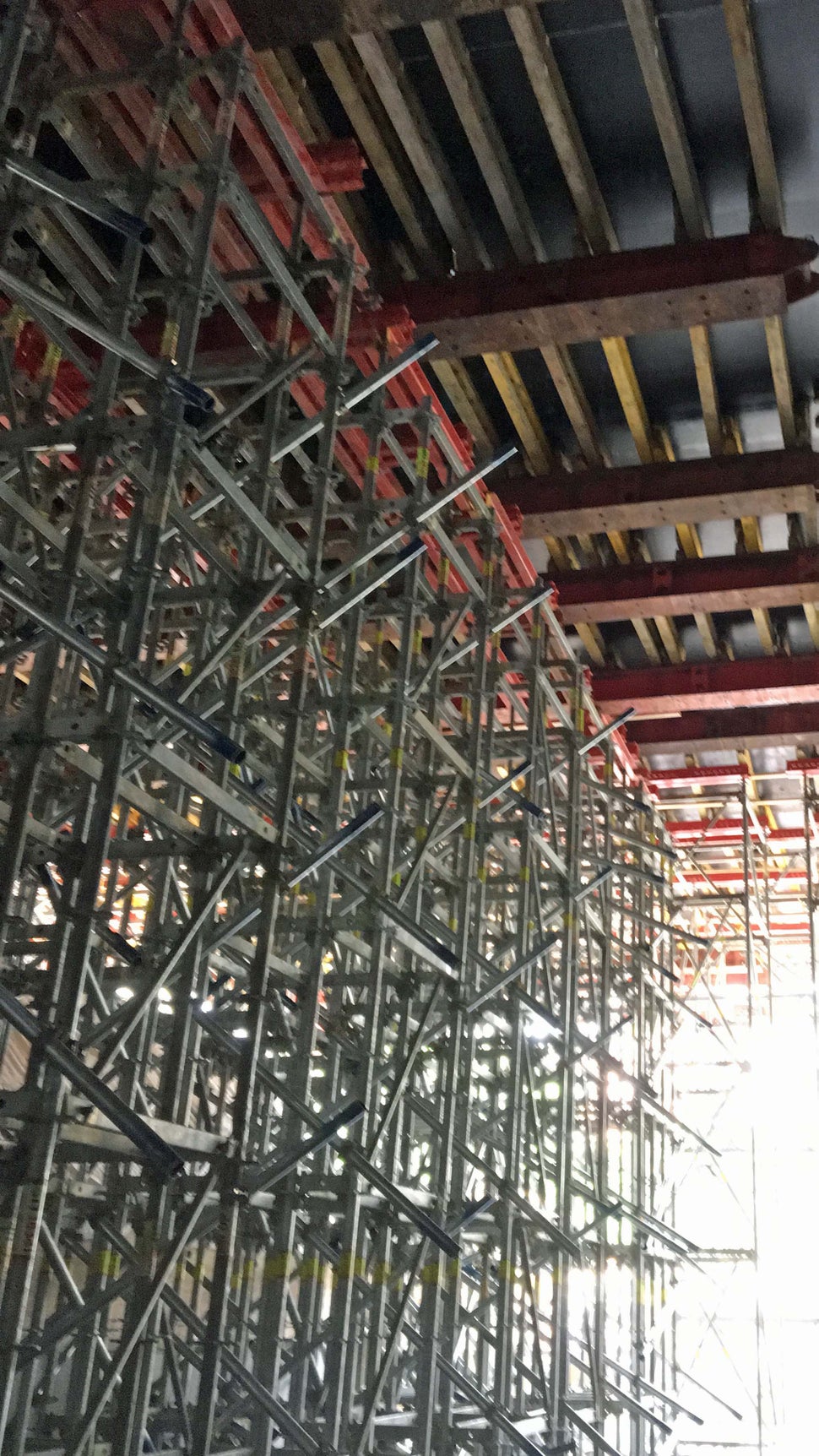 Special designede PERI UP understøtningstårne med udkragede HDT bjælker